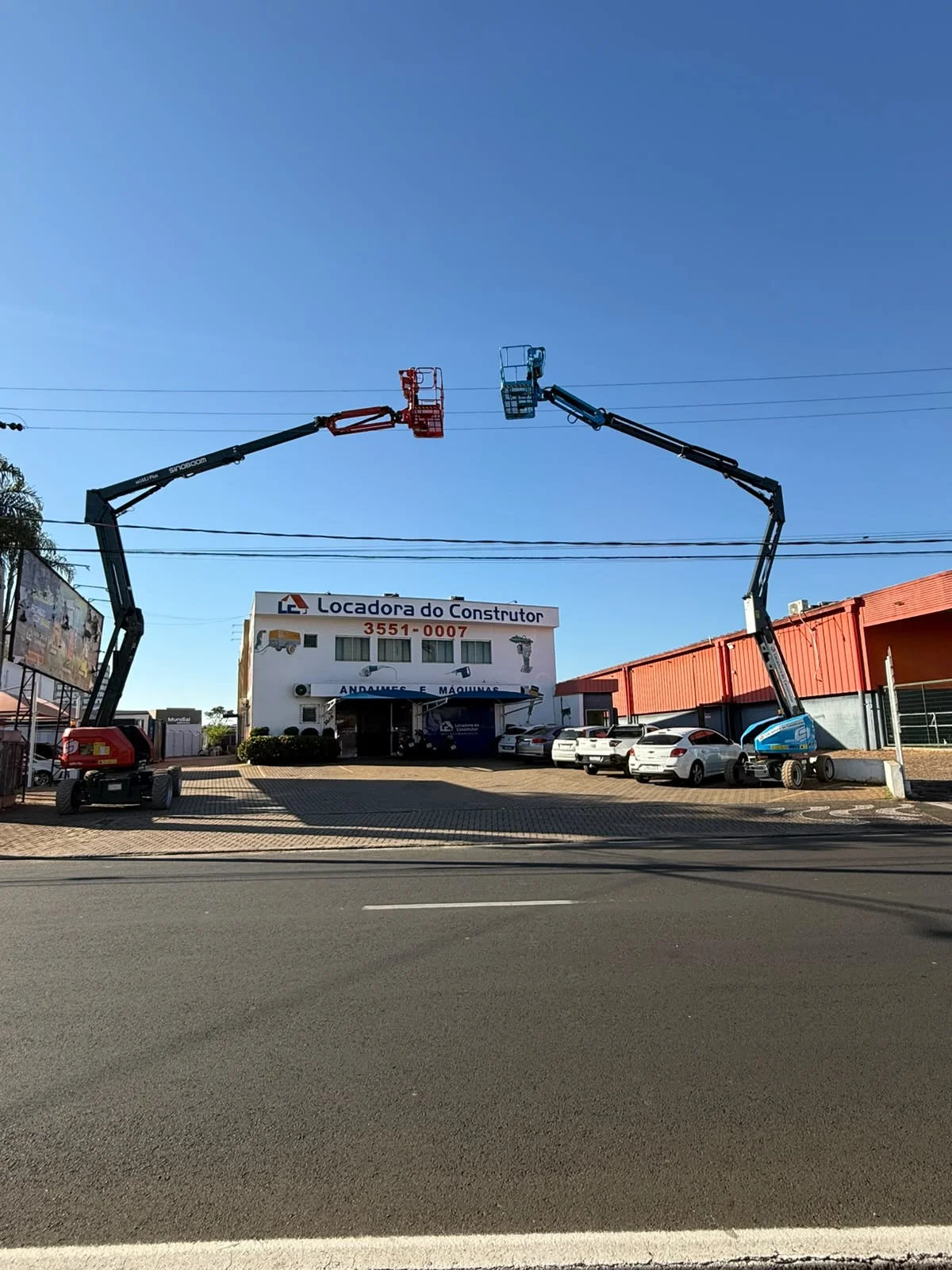 Plataformas elevatórias da Locadora do Construtor em frente à loja