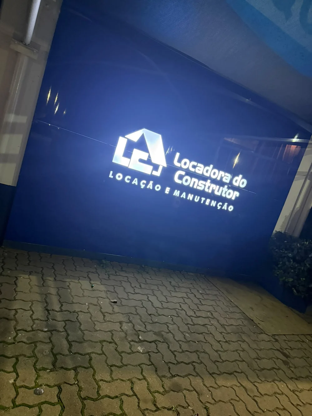 Letreiro iluminado da Locadora do Construtor