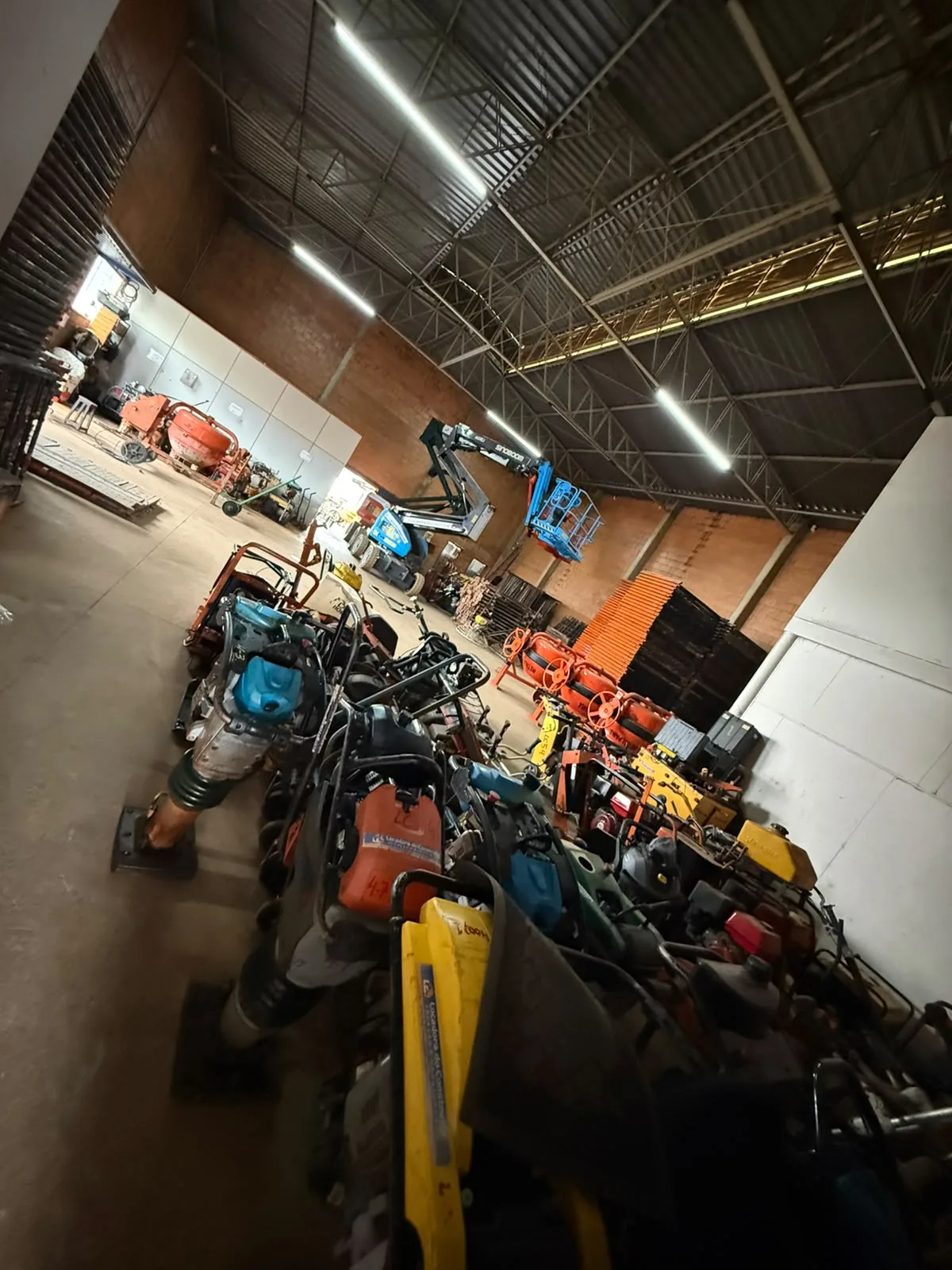 Pátio e estoque de equipamentos da Locadora do Construtor